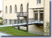 Fußgängerbrücke zum Haupteingang des Keppschlosses