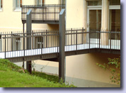 Fußgängerbrücke zum Haupteingang des Keppschlosses