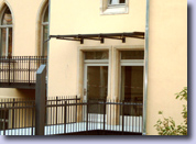 Komplett mit Regenrinne und Drahtglas